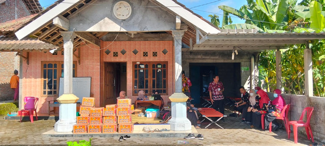 Suasana rumah duka korban meninggal keracunan makanan di Klaten. Dok: kumparan