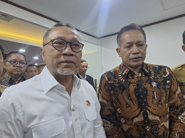 Menko Bidang Pangan Zulkifli Hasan (Zulhas) usai rapat sosialisasi Kopdes Merah Putih saat ditemui di Kantor Kemenko Pangan, Jakarta Pusat pada Selasa (15/4/2025). Foto: Argya D. Maheswara/kumparan 