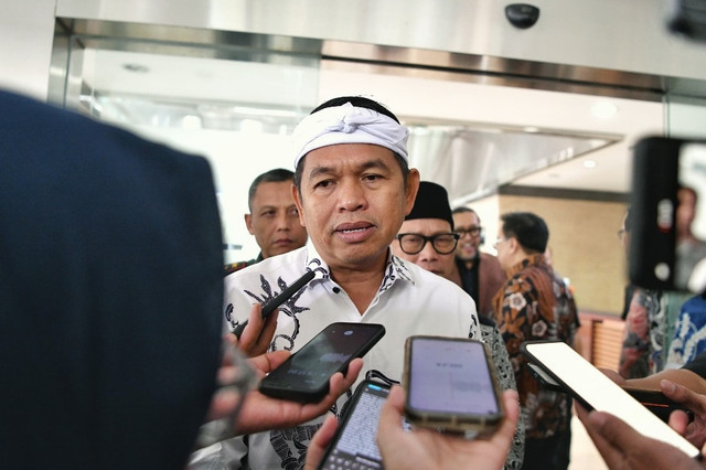 Dedi Mulyadi selaku gubernur Jawa Barat dalam penjelasan ke kru media (Sumber: Kumparan) 
