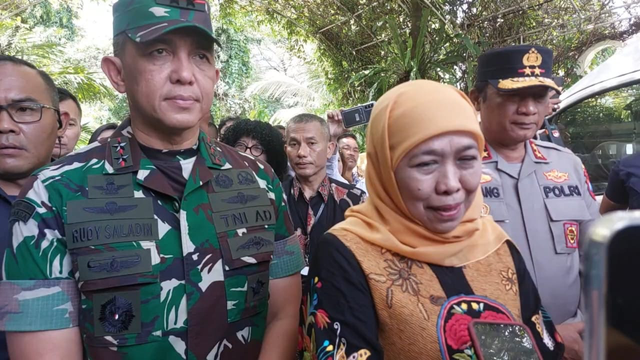 Khofifah dan Pangdam Jatim serta Kapolda Jatim menemui Jokowi di Solo. Dok. kumparan