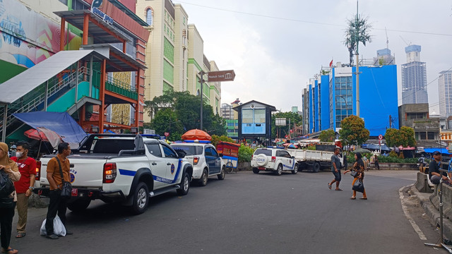Petugas Dishub berpatroli cegah parkir liar di kawasan Pasar Tanah Abang sekitar Blok CTA dan Blok C, Selasa (15/4/2025).  Foto: Thomas Bosco/kumparan