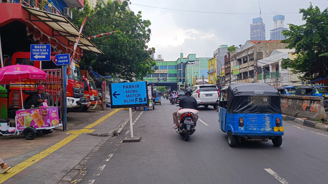Suasana kawasan Pasar Tanah Abang sekitar Blok CTA dan Blok C pasca viral parkir liar seharga Rp 60 ribu, Selasa (15/4/2025).  Foto: Thomas Bosco/kumparan