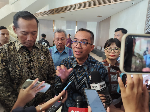 Wamendiktisaintek Fauzan (kiri), Mendiktisaintek Brian Yuliarto (tengah), Wamendiktisaintek Stella Christie di Kantor Kemendiktisaintek, Jakarta Pusat, Selasa (15/4/2025).  Foto: Alya Zahra/kumparan 