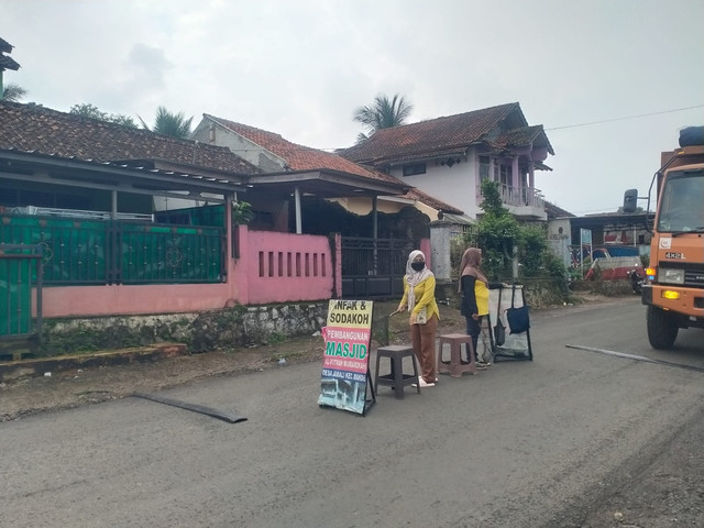 Peminta sumbangan pembangunan masjid di Desa Jamali, Cianjur.  Foto: kumparan