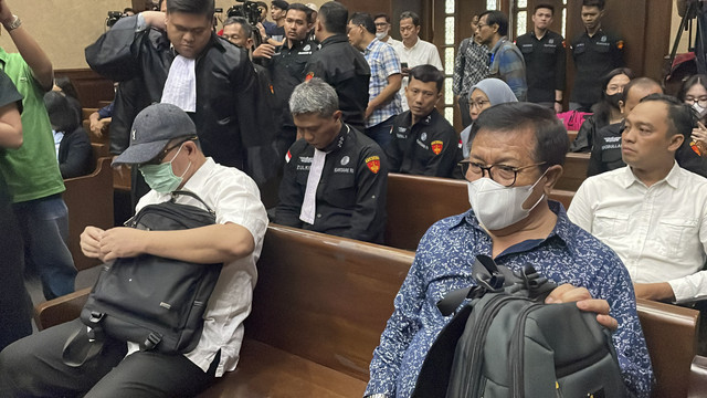 Mangapul (kiri berbaju putih) dan Erintuah Damanik (kanan baju biru), jelang menghadapi sidang tuntutan terkait kasus dugaan suap dalam vonis bebas Ronald Tannur, di Pengadilan Tipikor Jakarta, Selasa (15/4/2025). Foto: Fadhil Pramudya/kumparan