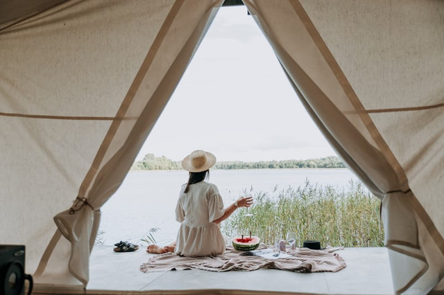 glamping Ciater. Foto hanyalah ilustrasi bukan tempat sebenarnya. Sumber: Unsplash/Lucija Ros