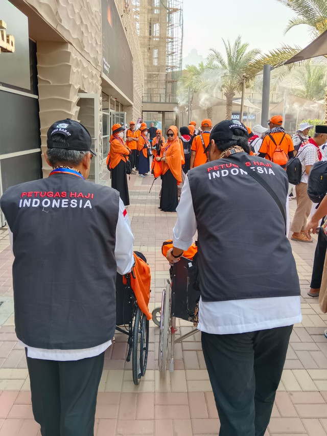 Seorang guru honorer sedang bertugas menjadi petugas haji sumber: dokumentasi pribadi