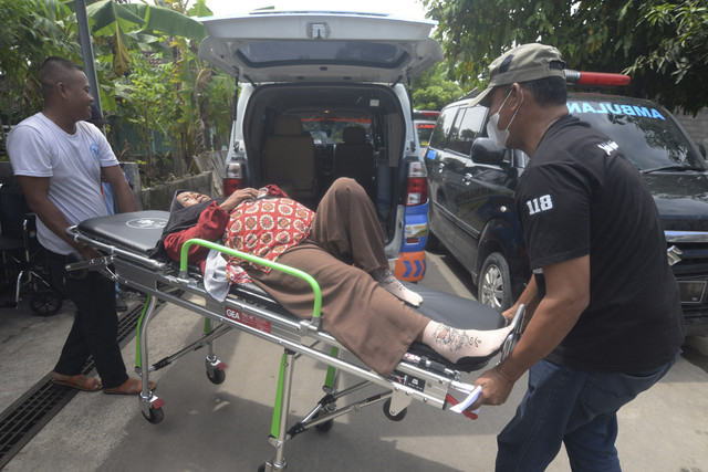 Petugas membawa warga yang mengalami keracunan untuk dirujuk ke rumah sakit di Posko penanganan kejadian luar biasa keracunan massal di Karangturi, Gantiwarno, Klaten, Jawa Tengah, Selasa (15/4/2025). Foto: Aloysius Jarot Nugroho/ANTARA FOTO