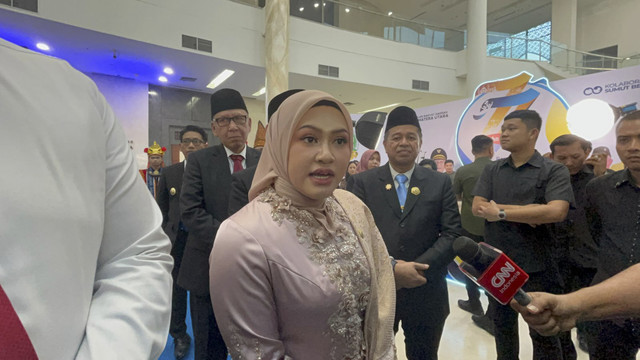 Ketua DPRD Sumut Erni Ariyanti memberikan keterangan terkait anggota DPRD Fraksi Golkar Megawati Zebua yang cekcok dengan pramugari Wings Air. Foto: Tri Vosa/kumparan