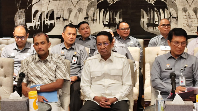 Menteri Hukum Supratman Andi Agtas (tengah) memberikan keterangan pers di Kantor Kementerian Hukum, Jakarta, Selasa (15/4/2025). Foto: Jonathan Devin/kumparan