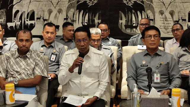 Menteri Hukum Supratman Andi Agtas (tengah) memberikan keterangan pers di Kantor Kementerian Hukum, Jakarta, Selasa (15/4/2025). Foto: Jonathan Devin/kumparan