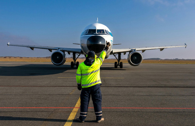 Ilustrasi aircraft marshaller - Sumber: pexels.com/@joerg-mangelsen