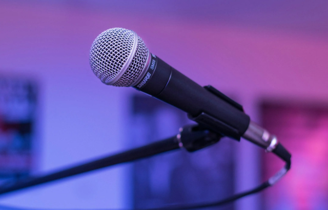 Ilustrasi Merk Mic yang Bagus untuk Karaoke. Sumber: Pexels/Pixabay