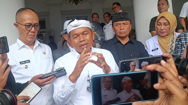 Gubernur Jawa Barat Dedi Mulyadi ditemui di Gedung Pakuan, Bandung, Selasa (15/4/2025). Foto: Robby Bouceu/kumparan