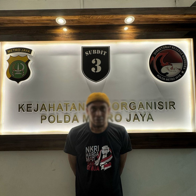 Polisi menunjukkan tersangka kasus peredaran narkoba di Jakarta Selatan, Selasa (15/4). Foto: Dok. Istimewa