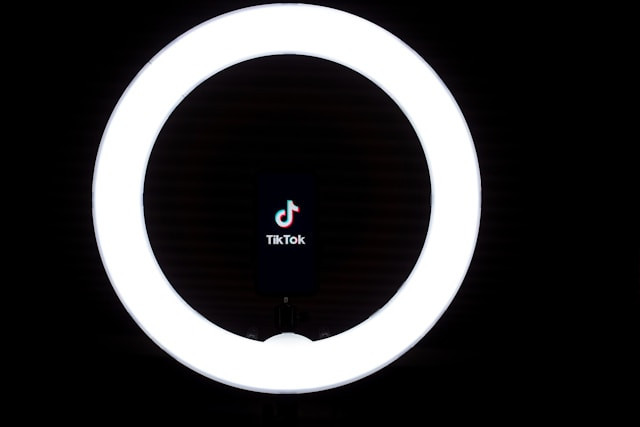 Ilustrasi untuk Cara Live di TikTok. Sumber: Unsplash/Solen Feyissa