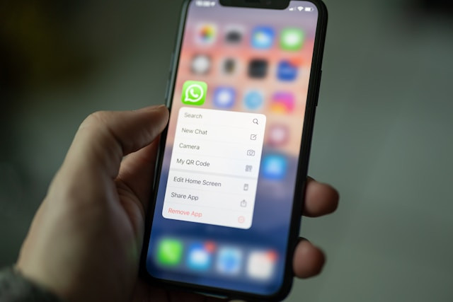 Ilustrasi untuk Cara Kirim Chat Kosong di WhatsApp. Sumber: Unsplash/Dimitri Karastelev