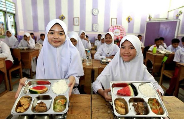 Siswa di Pontianak saat menerima Makan Bergizi Gratis (MBG). Foto: Dok. Instagram @bang.midji