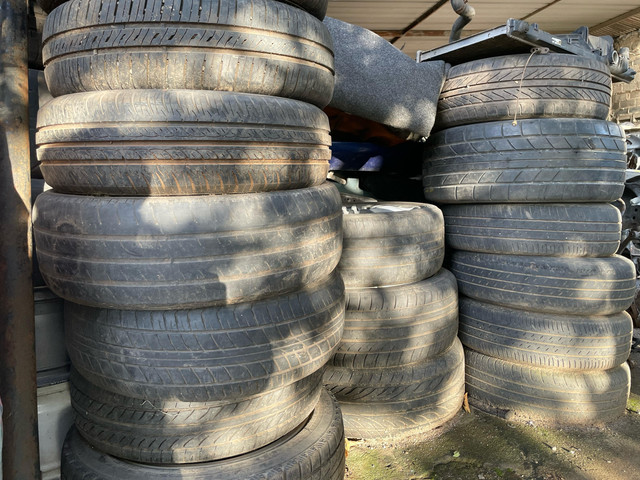 Kampakan dari ban mobil bekas, kondisi bekas tabrakan atau terendam banjir yang tak terpakai Foto: Trio Bagus Witjaksono/kumparan