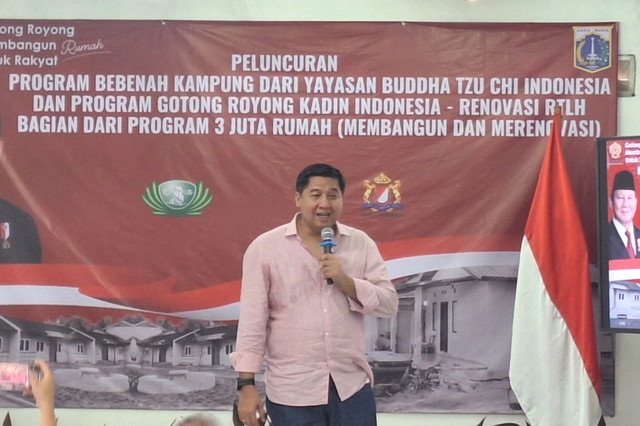 Menteri PKP Marurar Sirait dalam Kick Off penanganan RTLH di Kecamatan Johar Baru, Jakarta Pusat pada Selasa (15/4/2025). Foto: Argya Maheswara/kumparan