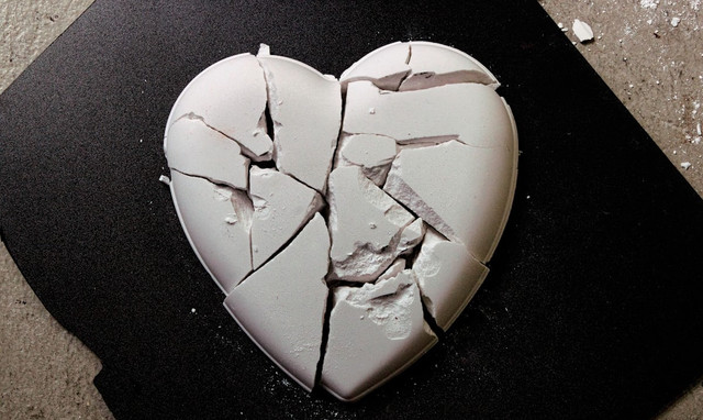 Ilustrasi Makna Lagu Only Love Can Hurt Like This  Sumber Unsplash/Marek Studzinski