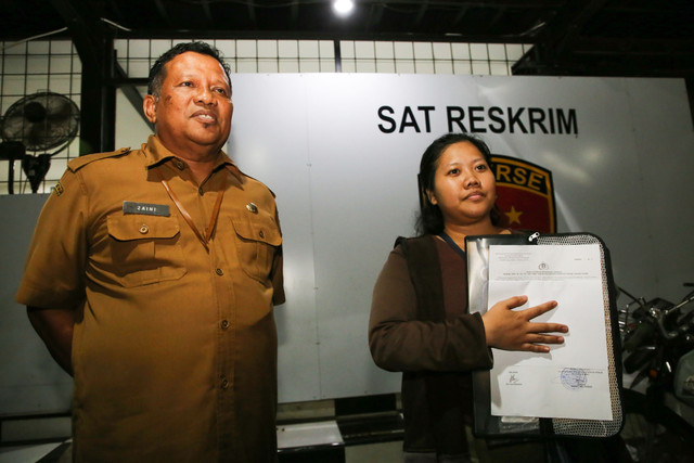 Kadisnaker Kota Surabaya, Achmad Zaini, mendampingi Nila Handiarti membuat laporan di Polres Pelabuhan Tanjung Perak Surabaya, Selasa (15/4/2025). Foto: Pemkot Surabaya