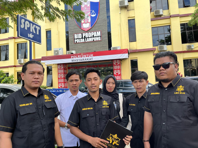 Direktur LBH Dharmaloka Nusantara, Ahmad Hadi Baladi Ummah bersama tim selalu kuasa hukum keluarga almarhum Brigadir Polisi Erik Alniaro | Foto : Eka Febriani / Lampung Geh