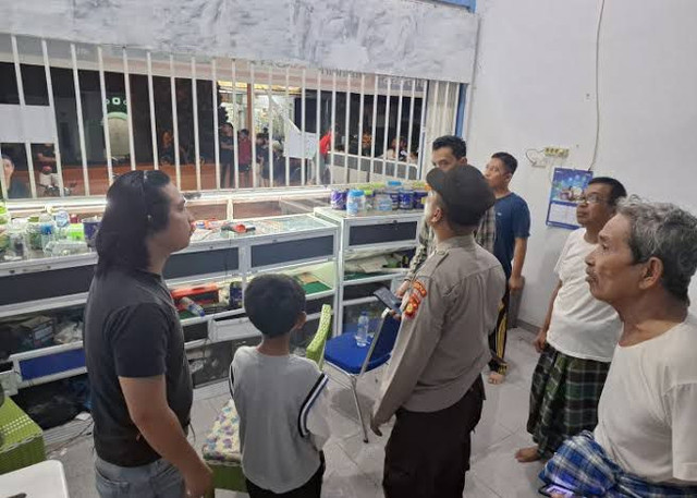 Polisi saat olah TKP usai di Agen BRILink milik Abdurrahman di Jalan Sultan Mahmud Badaruddin II, depan Indomaret Kompi, Kelurahan Tanjung Raja Barat, Kecamatan Tanjung Raja, Kabupaten Ogan Ilir. Foto : Dok Polsek Tanjung Raja