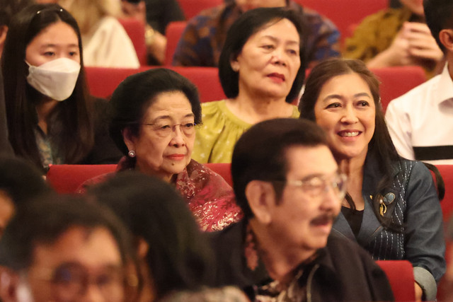 Presiden ke-5 Megawati Soekarnoputri menghadiri pertunjukan teater seni musik kerja sama antara Indonesia dan Uzbekistan di Gedung Kesenian Jakarta, Jakarta Pusat, Selasa (15/4/2025). Foto: Tim Media PDIP