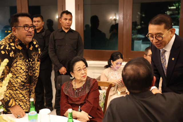 Presiden ke-5 Megawati Soekarnoputri menghadiri pertunjukan teater seni musik kerja sama antara Indonesia dan Uzbekistan di Gedung Kesenian Jakarta, Jakarta Pusat, Selasa (15/4/2025). Foto: Tim Media PDIP