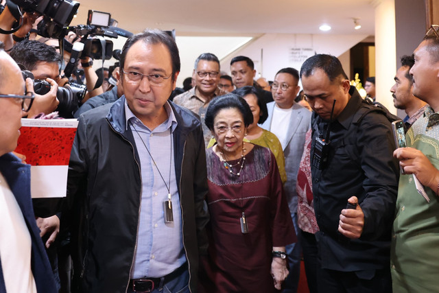 Presiden ke-5 Megawati Soekarnoputri menghadiri pertunjukan teater seni musik kerja sama antara Indonesia dan Uzbekistan di Gedung Kesenian Jakarta, Jakarta Pusat, Selasa (15/4/2025). Foto: Tim Media PDIP