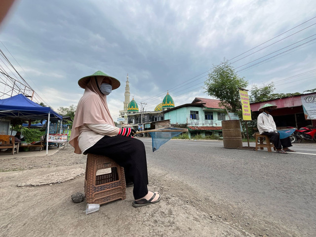 Permintaan sumbangan di jalan untuk Ponpes Al-Masumy Indramayu, Selasa (15/4/2025). Dok: kumparan