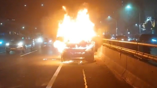 Mobil terbakar di Tol Dalam Kota, Jakarta, Selasa (15/4/2025). Foto: X/@TMCPoldaMetro