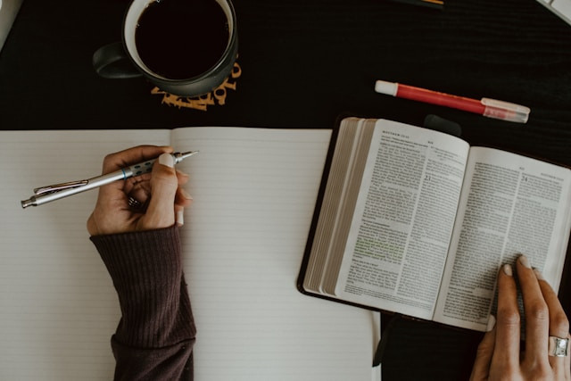 Ilustrasi Contoh soal kuis Alkitab tentang Paskah. Sumber: Unsplash/Kelly Sikkema