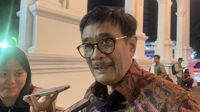 Ketua DPP PDI Perjuangan Djarot Saiful Hidayat usai menghadiri pertunjukan teater musikal di Gedung Kesenian Jakarta, Jakarta Pusat, Selasa (15/4/2025). Foto: Zamachsyari/kumparan