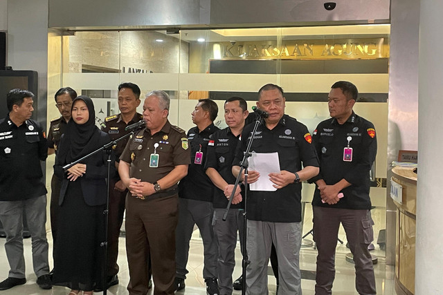 Konferensi pers penetapan tersangka baru kasus dugaan suap dalam pengaturan vonis lepas perkara persetujuan ekspor CPO, di Gedung Kejagung RI, Jakarta, Selasa (15/4/2025). Foto: Fadhil Pramudya/kumparan