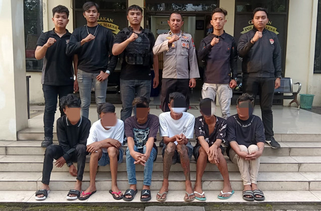 Enam orang pemuda yang mabuk (duduk) saat diamankan di Polsek Maesa. (foto: istimewa)
