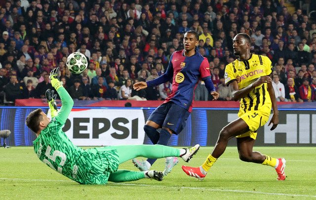 Aksi Wojciech Szczesny, Alejandro Balde, dan Serhou Guirassy saat laga Borussia Dortmund vs Barcelona dalam leg kedua perempat final Liga Champions 2024/25 di Westfalenstadion pada Rabu (16/4) dini hari WIB. Foto: REUTERS/Nacho Doce
