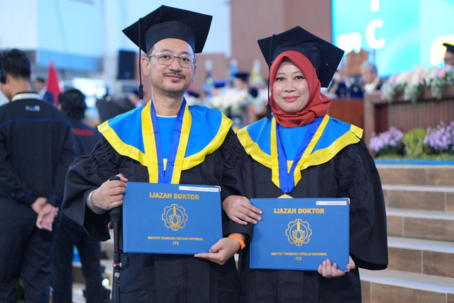 Dr Hanugra Aulia Sidharta ST MMT bersama sang istri Dr Diah Risqiwati ST MT seusai penyerahan ijazah wisuda doktor. Foto: Humas ITS