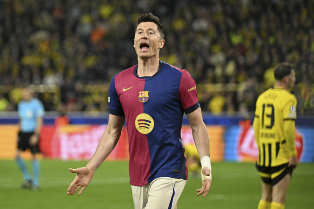Pemain Barcelona Robert Lewandowski berselebrasi usai mencetak gol ke gawang Borussia Dortmund pada pertandingan leg kedua Liga Champions Eropa di Signal Iduna Park, Dortmund, Jerman, Selasa (15/4/2025). Foto: Ina Fassbender/AFP