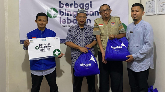 Penyerahan Bingkisan Lebaran kepada Anggota Persatuan Penyandang Disabilitas Indonesia di Surabaya bersama DT Peduli, YBM PLN, dan Lazis PLN NPS (Sumber : DT Peduli) (Sumber : DT Peduli)