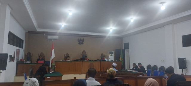Sidang : Pembacaan Eksepsi Kuasa Hukum Ramang terhadap kasus dugaan korupsi Pembangunan GOR Tahap IV Kabupaten Katingan. Selasa 15 April 2025. (Maulana Kawit)