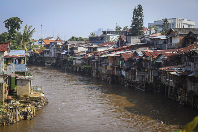 Suasana pemukiman padat pendudukan di Kali Ciliwung, Kebon Pala, Jakarta, Rabu (16/4/2025). Foto: Iqbal Firdaus/kumparan
