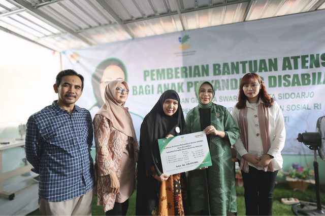Penasihat Dharma Wanita Persatuan Kemensos Fatma Saifullah Yusuf saat kunjungan kerja ke Sidoarjo, Rabu (16/4/2025). Foto: Dok. Kemensos