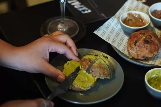 Hot cross buns varian matcha 