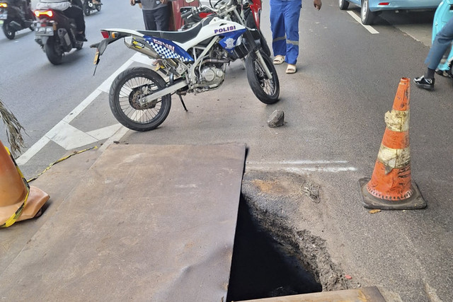Lubang Saluran Air di depan Kantor Pemadam Kebakaran Jakarta Timur Jl. D.I Panjaitan. Foto: X/ @TMCPoldaMetro