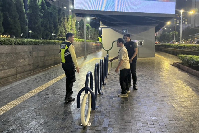 Pihak Kepolisian mengecek tempat kejadian perkara (TKP) pencurian sepeda di Stasiun MRT Setiabudi Astra, Jakarta, Rabu (16/4/2025). Foto: Polres Metro Jakarta Selatan/HO/ANTARA