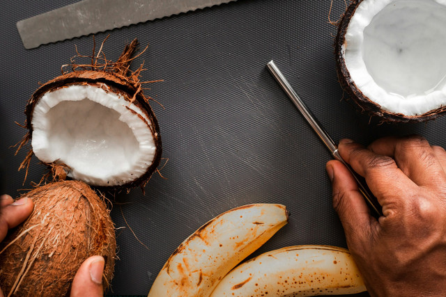 Ilustrasi Cara Menyimpan Kelapa Parut di Kulkas, Foto: Unsplash/Louis Hansel