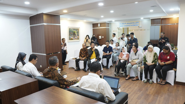 Wakil Menteri HAM, Mugiyanto, menemui mantan pemain sirkus Oriental Circus Indonesia (OCI) di Kementerian HAM, Selasa (15/4/2025). Foto: Dok. Kementerian HAM