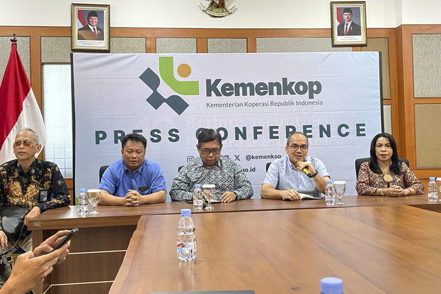 Deputi Bidang Pengawasan Koperasi, Herbert H. O. Siagian, Ketua Aspenda Agus Subrata beserta jajarannya dalam konferensi pers Kementerian Koperasi bersama Asosiasi Perusahaan Penjaminan Daerah (Aspenda), Jakarta, Rabu (16/4/2025).  Foto: Najma Ramadhanya/kumparan
